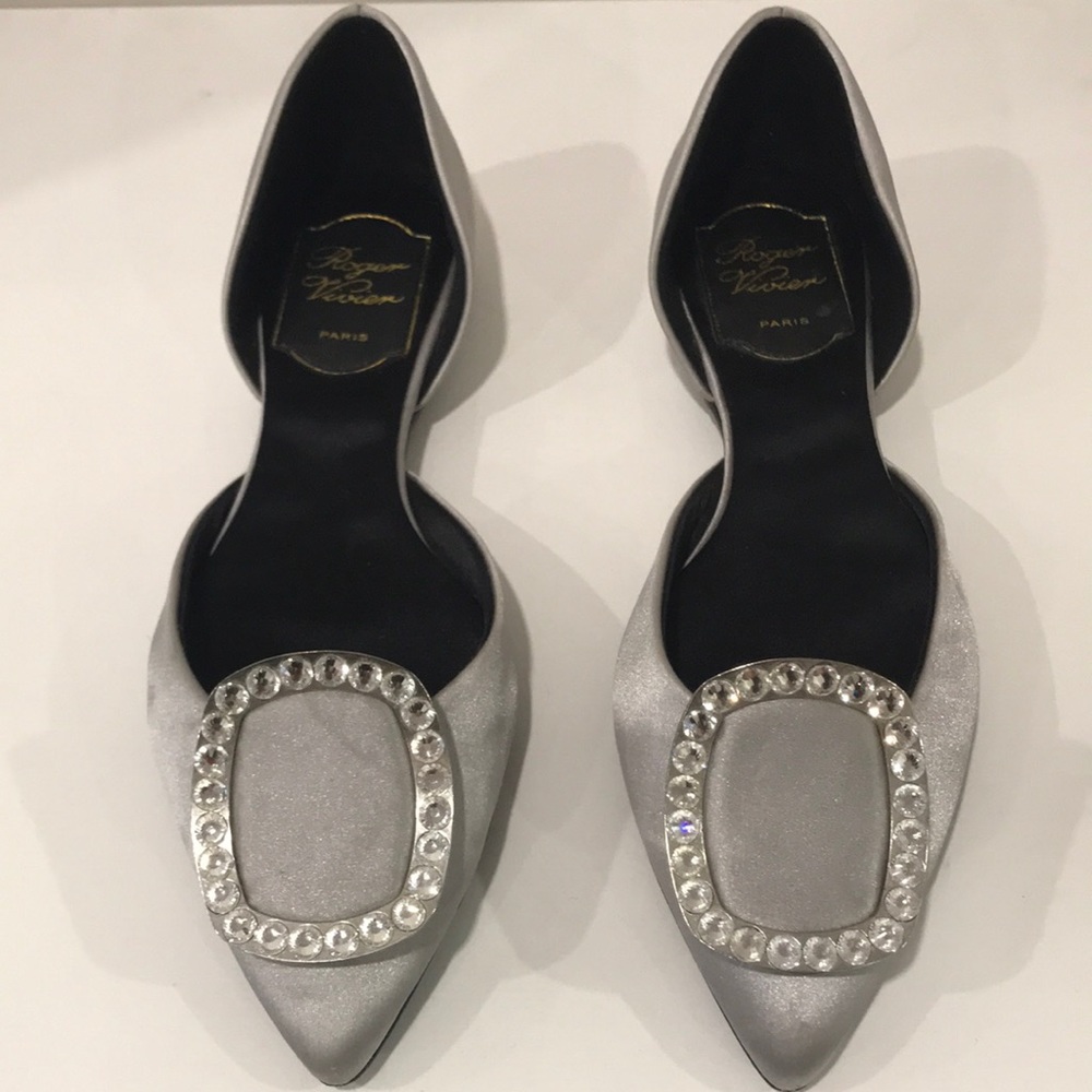 Roger Vivier Paris - Ballerinas Silver Satin Flats Size 34.  Fits size 5 & 5.5